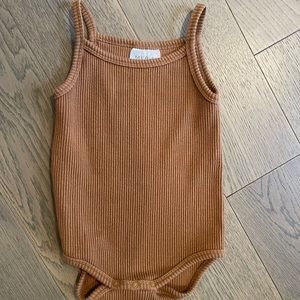 Mebie baby sleeveless rust ribbed onesie bodysuit